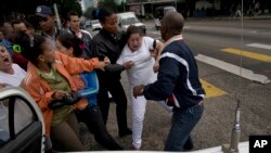 FOTO ARCHIVO. Una integrante de las Damas de Blanco detenida el Día Internacional de los Derechos Humanos, el 10 de diciembre de 2014. Foto AP/Ramón Espinosa