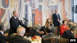 Vladimir Putin en cena con la presidenta de Brasil, Dilma Rousseff