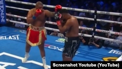 Jarrell Miller (izquierda) se impuso por votación unánime al cubano Lenier Peró.
