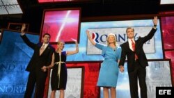 Mitt Romney (d), y Paul Ryan (i), saludan a los delegados junto a sus esposas, Ann Romney (2 d) y Janna Ryan (2 i). 