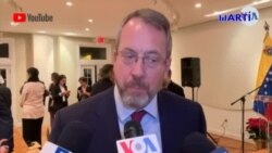 Lanzan bombas lacrimógenas contra Juan Guaidó en medio de una sesión parlamentaria en la calle