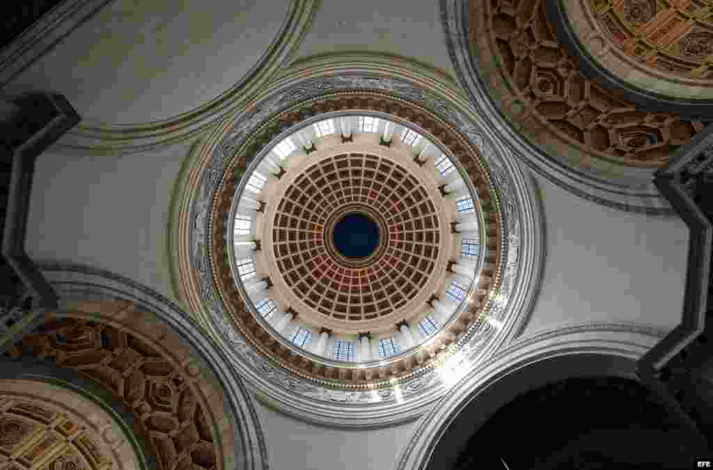 El interior de la cúpula del Capitolio Nacional de Cuba este jueves, 16 de mayo de 2013, en La Habana (Cuba). Un andamio de enormes proporciones cubre desde hace semanas la imponente cúpula del Capitolio, uno de los edificios más emblemáticos del país y a