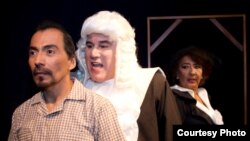 Menéndez y Virgilio Valero, del grupo de Teatro Ensayo “Gestus”, de Guayaquil, montarán por primera vez en Ecuador esta obra de Piñera, considerada como la pionera del “teatro del absurdo” en América Latina.