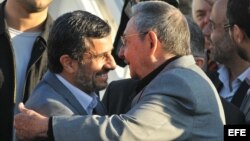 Archivo - Raúl Castro (d), despide a Mahmud Ahmadineyad (i). 