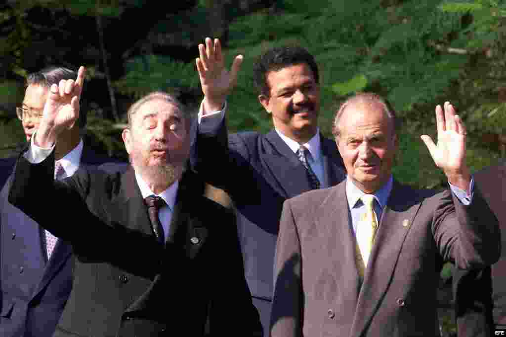 El Rey Juan Carlos y el mandatario cubano, Fidel Castro, durante la foto de familia de los asistentes a la IX Cumbre Iberoamericana de Jefes de Estado y de Gobierno celebrada en Cuba en 1999.