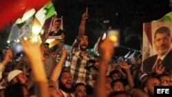 Varios egipcios simpatizantes del depuesto presidente egipcio Mohamed Mursi protestan en los alrededores de la plaza de Rabea al Adauiya, en El Cairo (Egipto) hoy, viernes 5 de julio de 2013, contra el reciente golpe de Estado del Ejército, que depuso a M
