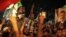 Varios egipcios simpatizantes del depuesto presidente egipcio Mohamed Mursi protestan en los alrededores de la plaza de Rabea al Adauiya, en El Cairo (Egipto) hoy, viernes 5 de julio de 2013, contra el reciente golpe de Estado del Ejército, que depuso a M