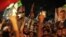 Varios egipcios simpatizantes del depuesto presidente egipcio Mohamed Mursi protestan en los alrededores de la plaza de Rabea al Adauiya, en El Cairo (Egipto) hoy, viernes 5 de julio de 2013.
