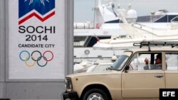 Un taxista espera clientes cerca del puerto de la ciudad rusa de Sochi, en el mar Negro.
