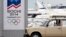Un taxista espera clientes cerca del puerto de la ciudad rusa de Sochi, en el mar Negro.