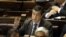 El diputado opositor Gustavo Borsari (c) habla en Montevideo (Uruguay), durante la votación en la Cámara de Diputados. 