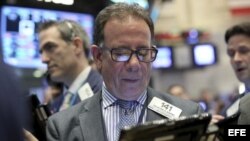 Agentes de Bolsa realizan su trabajo en Wall Street, Nueva York.