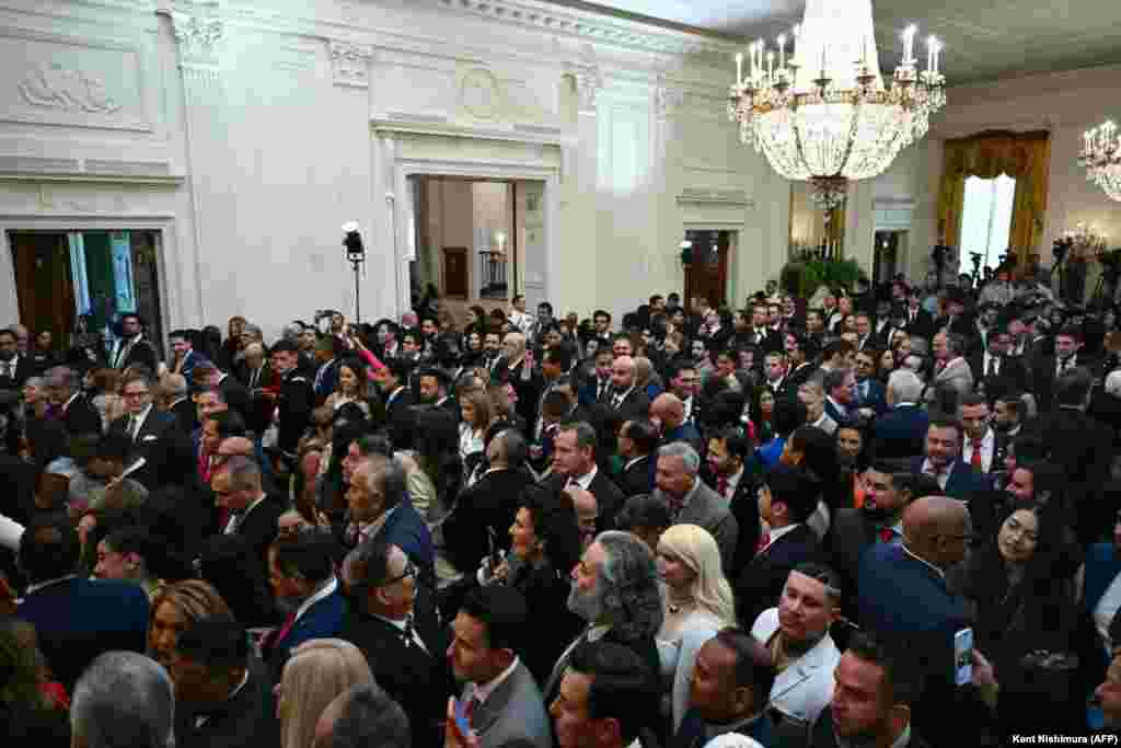 Los asistentes llenan la sala mientras esperan la llegada del presidente estadounidense Donald Trump para pronunciar un discurso en el evento del Mes de la Herencia Hispana en el Salón Este de la Casa Blanca.