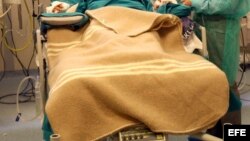 Fotografía de archivo de una cama de hospital. 