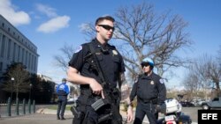 Dos policías montan guardia fuera del edificio Rayburn House Office Building tras un incidente en el Capitolio en Washington, Estados Unidos, hoy 29 de marzo de 2017. La Policía del Capitolio de Washington realizó varios disparos contra una persona que in