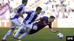 El delantero argentino del FC Barcelona Lionel Messi cae...