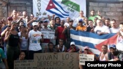 Rogelio Tavio junto a activistas de derechos humanos en Guantánamo