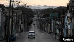 Un coche antiguo circula por una calle vacía de La Habana durante un apagón. REUTERS/Norlys Perez