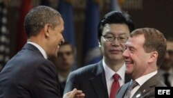 El presidente estadounidense, Barack Obama, saluda al presidente saliente ruso, Dimitri Medvédev, durante la Cumbre de Seguridad Nuclear en Seúl, Corea del Sur, el 27 de marzo de 2012.