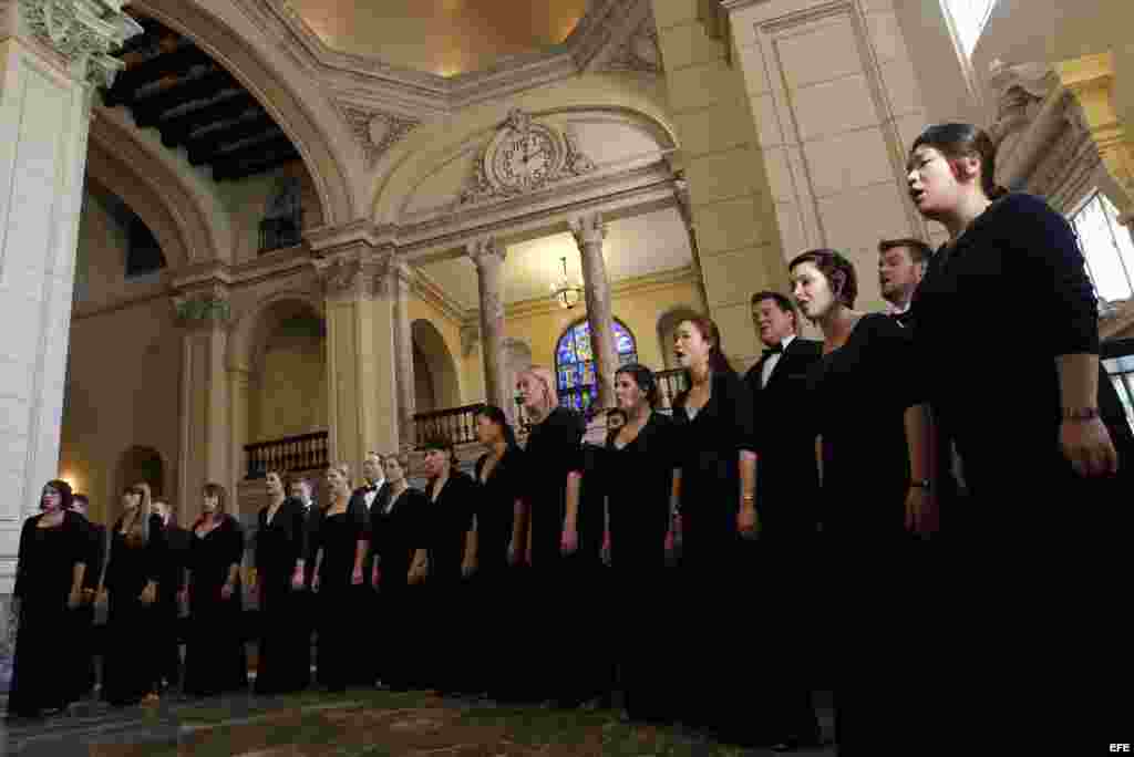 Los coros "Cardinal Singers" (de negro) y el cubano "Coro Nacional de Cuba" (de blanco) se presentan, el lunes 28 de mayo de 2012, en La Habana, Cuba, dando as&iacute; inicio a la jornada inaugural del Simposio Coral Cuba-Estados Unido