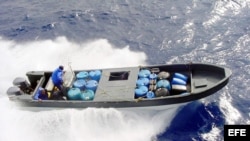 Lancha portando una carga de drogas. Foto de archivo.