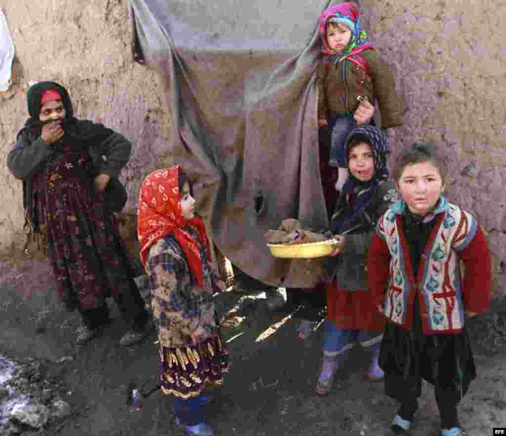 Varios niños afganos desplazados en un campamento montado a las afueras de Herat (Afganistán) hoy, martes 1 de enero de 2013.