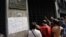 Reporteros esperan a la salida del edificio donde se encuentra el despacho de la fiscal Viviana Fein en Buenos Aires (20 de enero, 2015).
