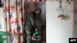 Fumigación contra el Aedes Aegypti en una vivienda. (Archivo)