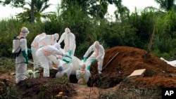 Fotografía del domingo 14 de julio de 2019 de una víctima del ébola siendo enterrada en un cementerio musulmán en Beni, Congo. AP Foto/Jerome Delay