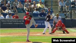 Miguel Alfredo González lanza contra los Yankees de Nueva York en la Liga de la Toronja.