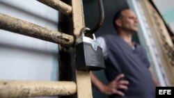 Un recluso permanece en la puerta de su celda, en la prisión Combinado del Este, en La Habana. (Archivo)