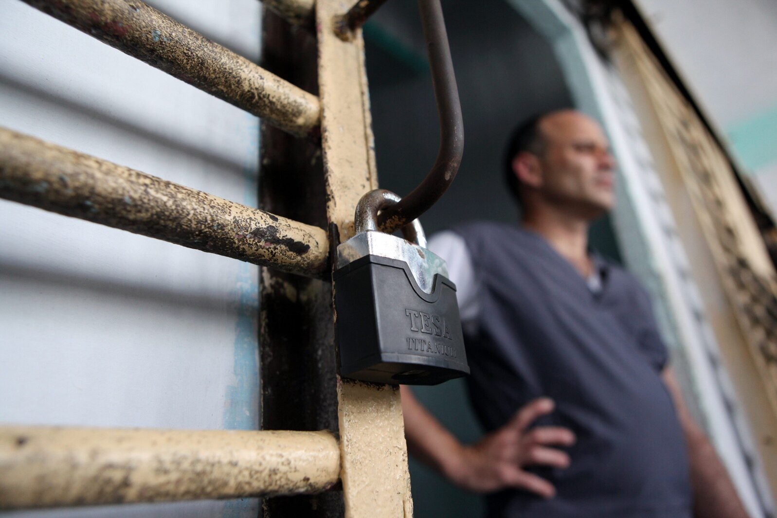 Un recluso permanece en la puerta de su celda, en la prisión Combinado del Este, en La Habana.