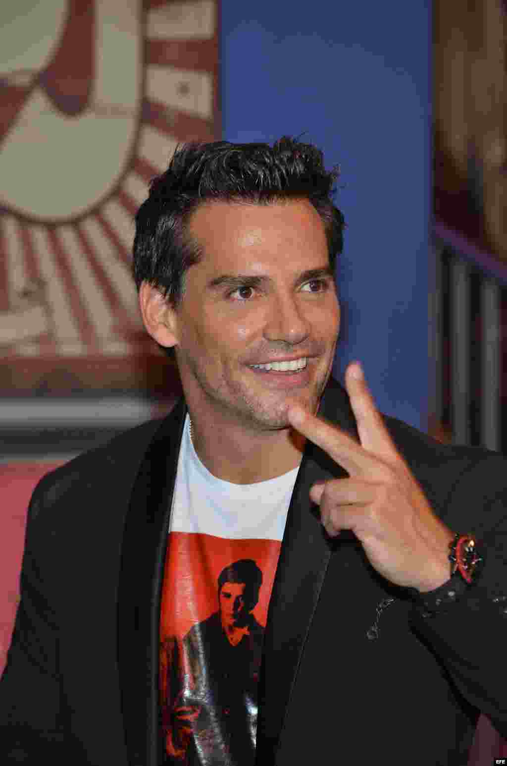 El actor chileno Christián de la Fuente posa a su llegada a la gala de entrega de los Premios Juventud.