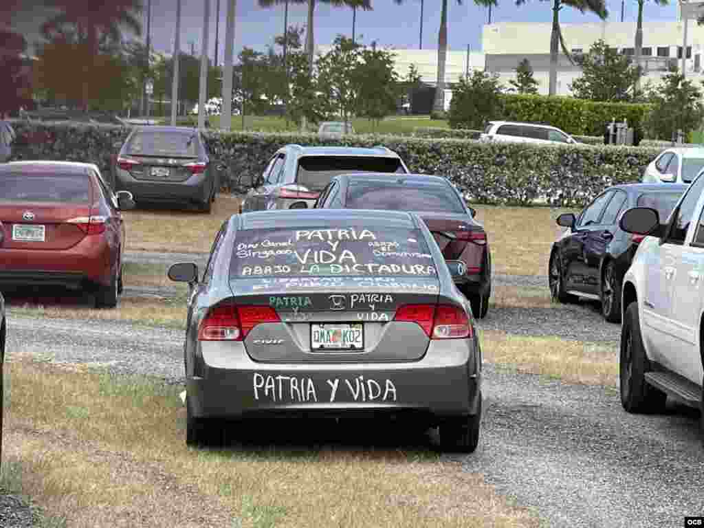 Auto con consignas a favor de la libertad de Cuba