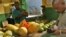 Un hombre compra frutas en un mercado agrícola de La Habana.