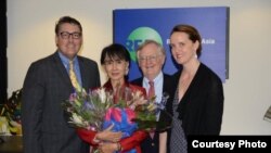 Aung San Suu Kyi con miembros de la Junta de Gobernadores de Radiodifusión (BBG). 