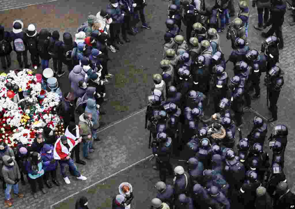 La policía se enfrenta a los manifestantes que rinden tributo a las víctimas de las protestas en Minsk, Bielorrusia. Las protestas han sacudido a Bielorrusia desde agosto cuando los resultados dieron por ganador a Lukashenko por un sexto término pero los oponentes y algunos trabajadores de los comicios reclaman que fueron manipuladas.