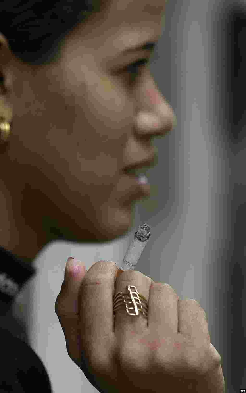 Una jóven cubana fuma un cigarrillo. El 16 por ciento de las cubanas fuma.