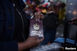 Los médicos cubanos llegan al Aeropuerto Internacional La Aurora para partir, figurando entre los primeros ocho médicos cubanos en abandonar Guatemala.