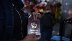 Una doctora cubana muestra su pasaporte oficial en el Aeropuerto Internacional La Aurora, antes de salir de Guatemala tras la finalización del convenio con ese país.