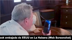 Mike Hammer conversa con el pastor Elier Muir Ávila, padre de adolescente detenido tras las protestas en Morón