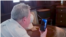 Mike Hammer conversa con el pastor Elier Muir Ávila, padre de adolescente detenido tras las protestas en Morón