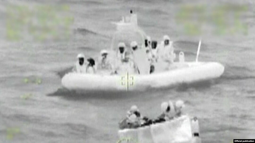 Foto con visión nocturna que muestra el rescate de12 balseros cubanos por la tripulación del escampavías Northland (USCG)
