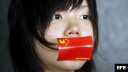 Una manifestante lleva su boca tapada con una pegatina durante una protesta contra la introducción de la "Educación Moral y Nacional" en los planes de estudio de las escuelas hongkonesas. 