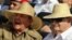 Raúl Castro conversa con José Pepe Mujica (i-d), en Santiago de Cuba, después de su discurso durante un acto celebrado por el 60 aniversario del asalto al cuartel Moncada. Archivo.