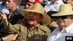 Raúl Castro conversa con su homólogo uruguayo, José Pepe Mujica (i-d), en Santiago de Cuba, después de su discurso durante un acto celebrado por el 60 aniversario del asalto al cuartel Moncada. 