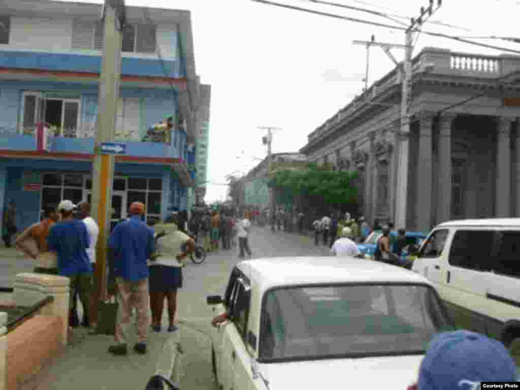 Aglomeración de personas ante protesta de activistas de UNPACU en una céntrica calle de Guantánamo.