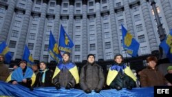 Manifestantes se concentran a las puertas de la sede del Gabinete de Ministros de Ucrania con el propósito de bloquear sus accesos para exigir la dimisión del primer ministro Nikolái Azárov el lunes 2 de diciembre de 2013 en Kiev (Ucrania).