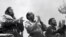 Fidel Castro un mes antes de pronunciar "Palabras a los Intelectuales", en la foto acompañado del entonces presidente, Osvaldo Dorticós y el ministro de Industrias, Ernesto Che Guevara.