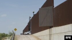 Valla de protección paralela al Río Grande, cerca de McAllen, Texas (EEUU). Archivo.